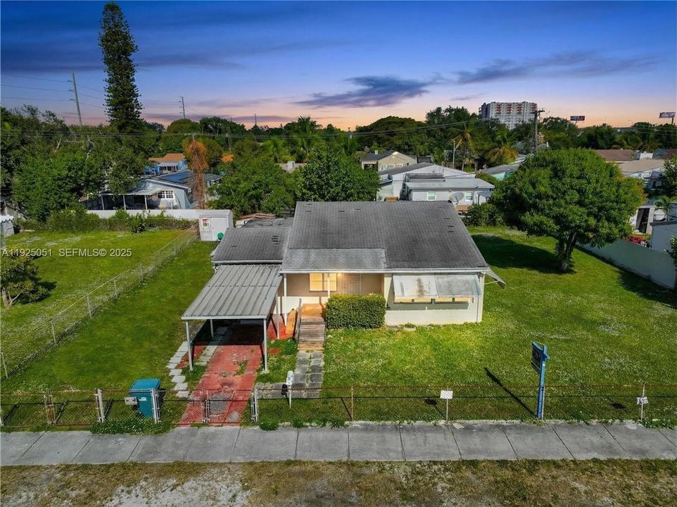 待售: $399,000 (2 贝兹, 1 浴室, 1374 平方英尺)