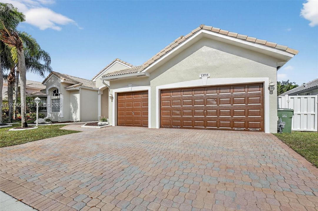 待售: $885,000 (4 贝兹, 3 浴室, 2444 平方英尺)