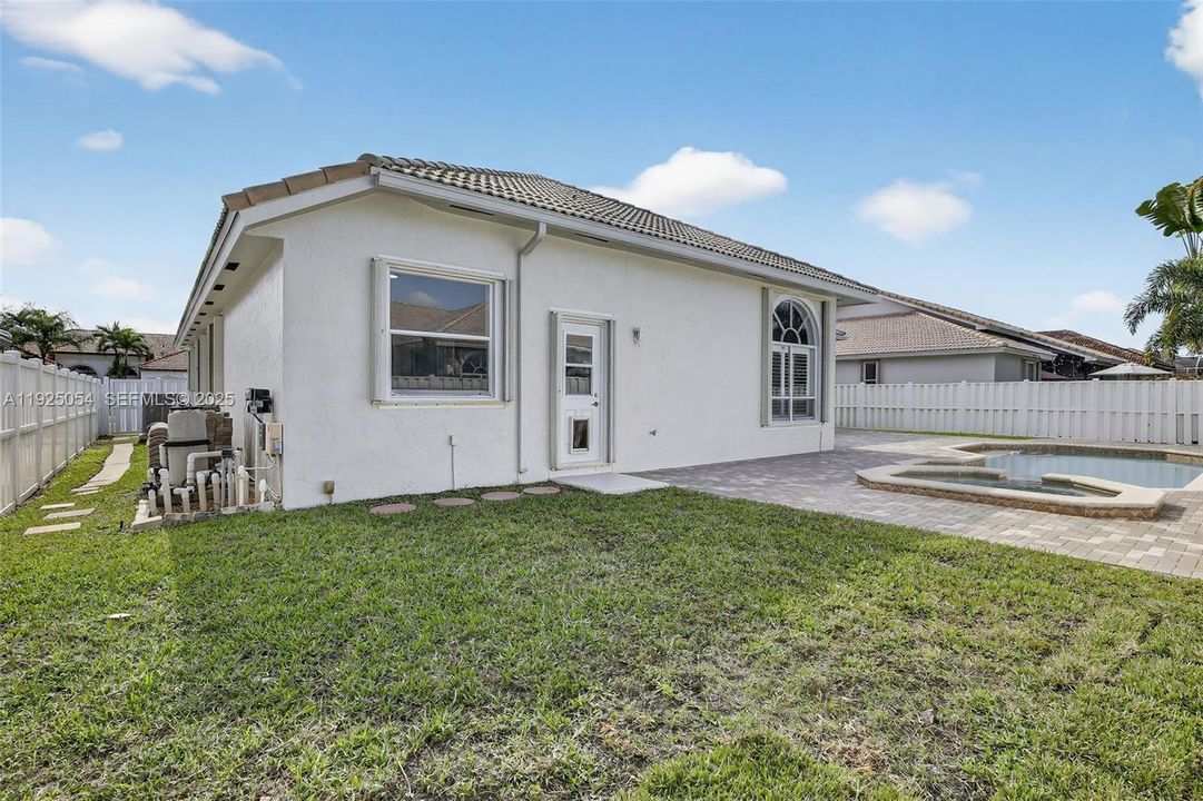 待售: $885,000 (4 贝兹, 3 浴室, 2444 平方英尺)