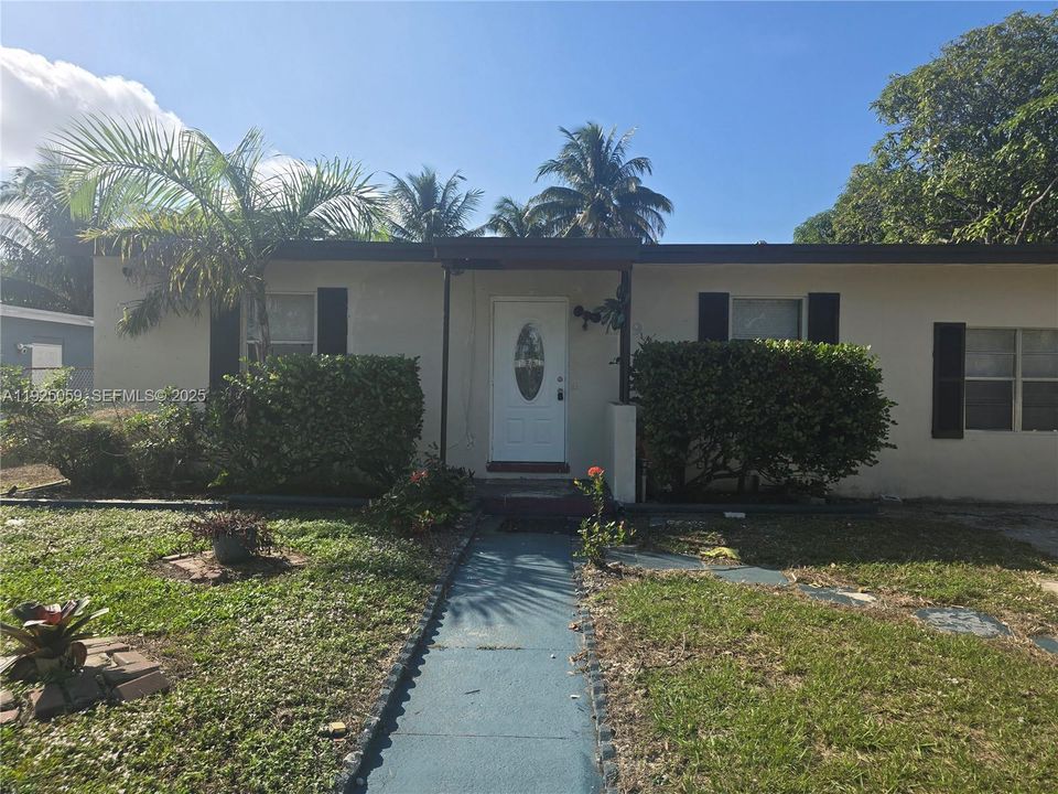 For Rent: $2,299 (4 beds, 2 baths, 1114 Square Feet)