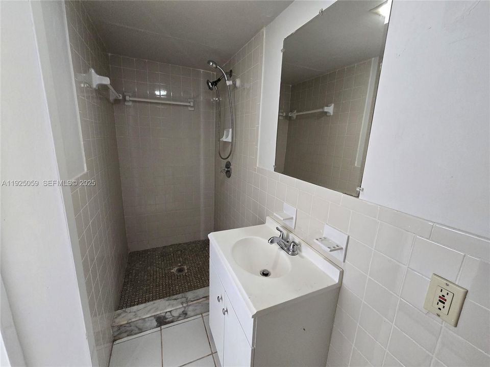 For Rent: $2,299 (4 beds, 2 baths, 1114 Square Feet)