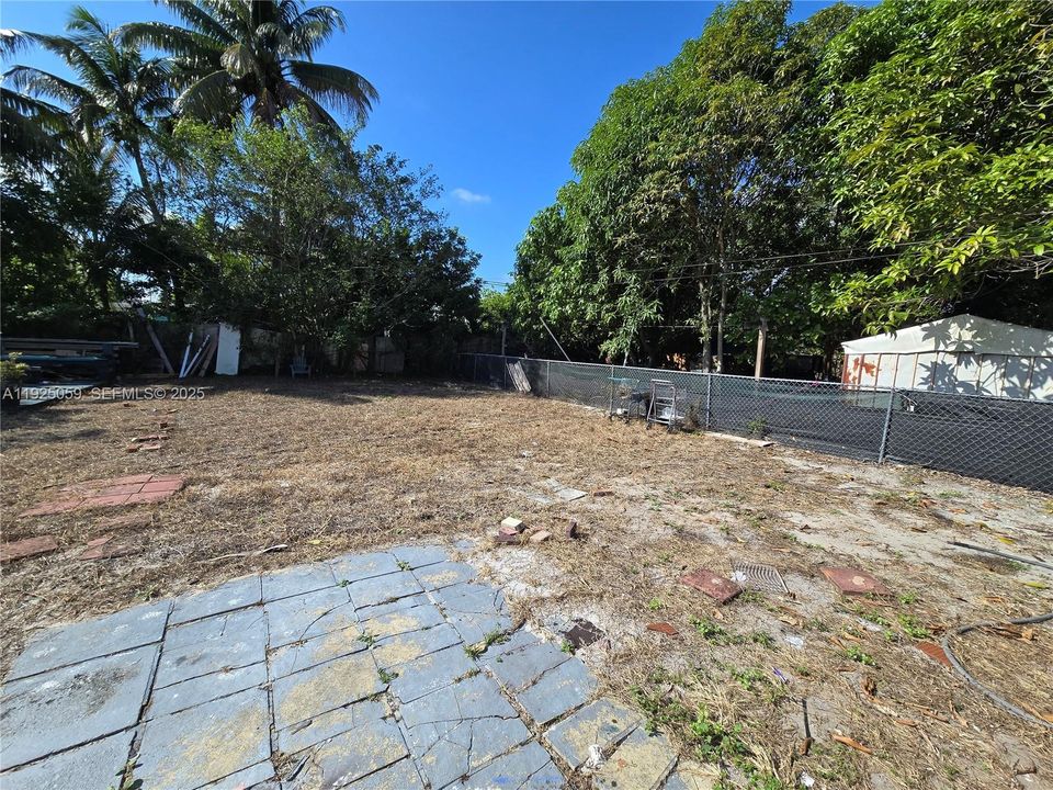 For Rent: $2,299 (4 beds, 2 baths, 1114 Square Feet)