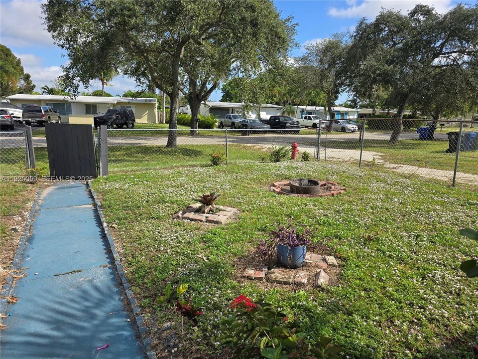 For Rent: $2,299 (4 beds, 2 baths, 1114 Square Feet)