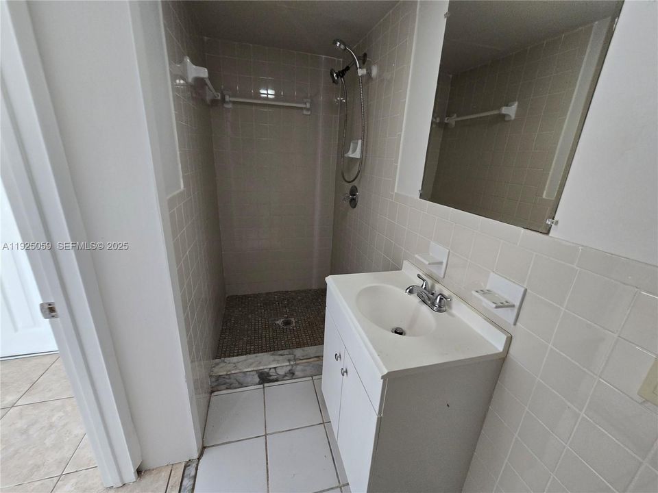 For Rent: $2,299 (4 beds, 2 baths, 1114 Square Feet)