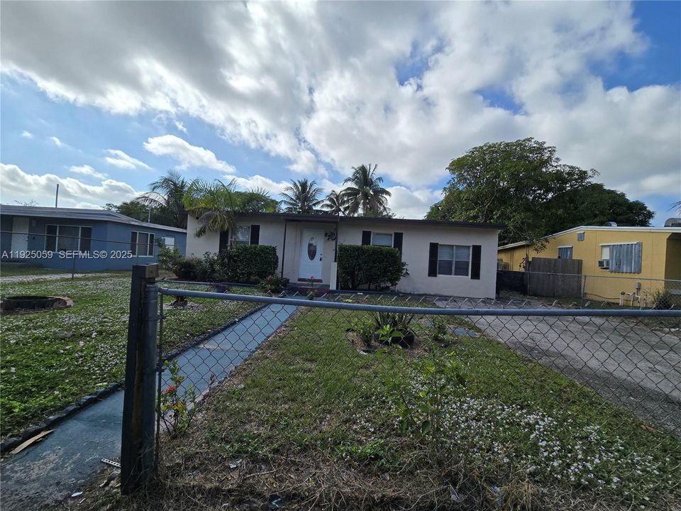 For Rent: $2,299 (4 beds, 2 baths, 1114 Square Feet)