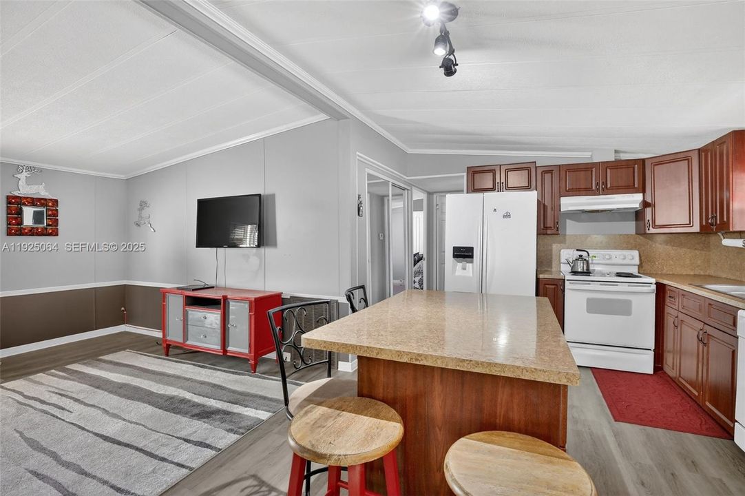 For Sale: $290,000 (2 beds, 2 baths, 957 Square Feet)