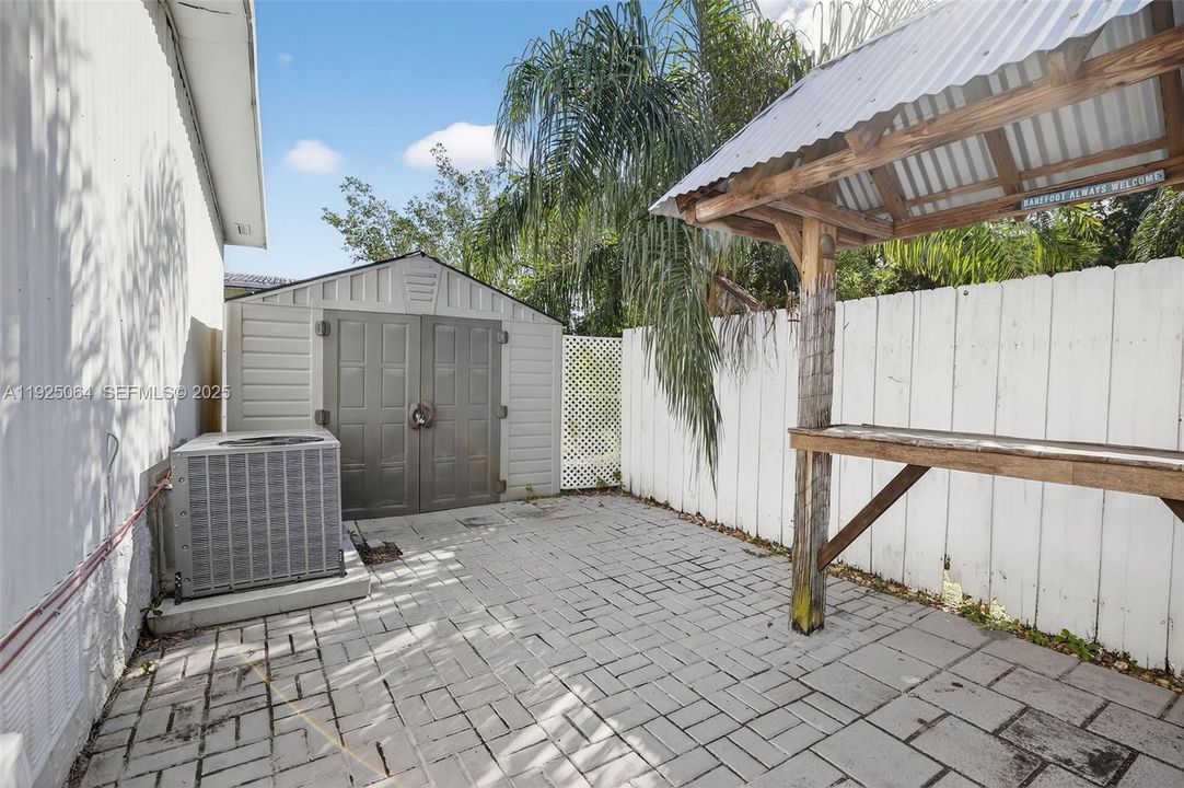 For Sale: $290,000 (2 beds, 2 baths, 957 Square Feet)