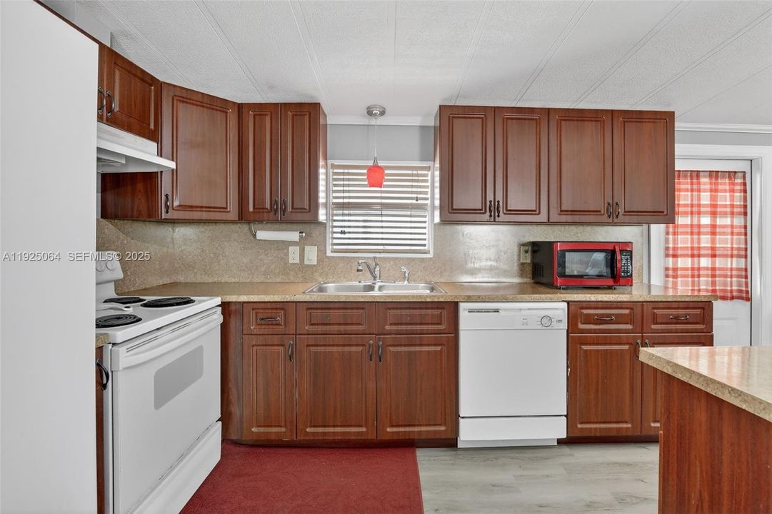 For Sale: $290,000 (2 beds, 2 baths, 957 Square Feet)