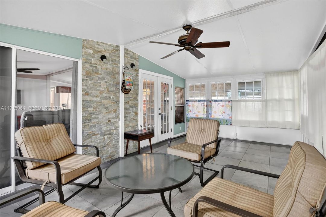 For Sale: $290,000 (2 beds, 2 baths, 957 Square Feet)