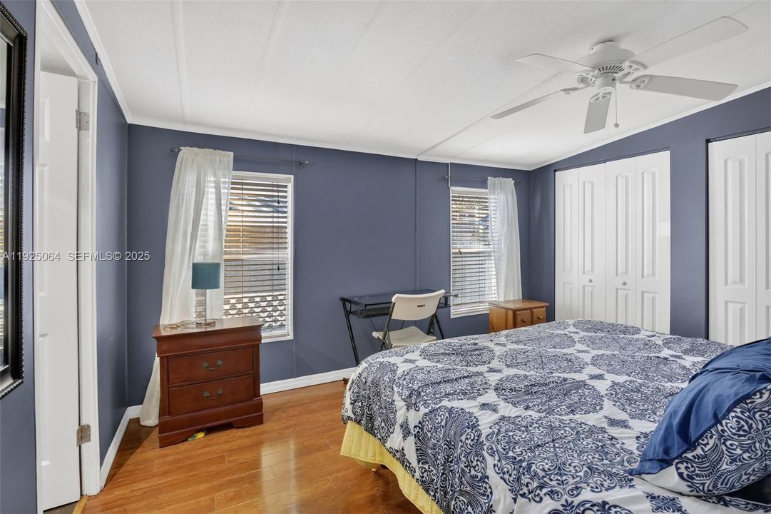 For Sale: $290,000 (2 beds, 2 baths, 957 Square Feet)