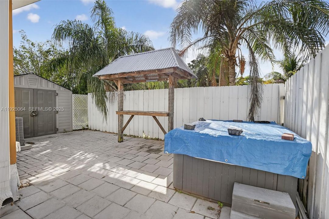 For Sale: $290,000 (2 beds, 2 baths, 957 Square Feet)