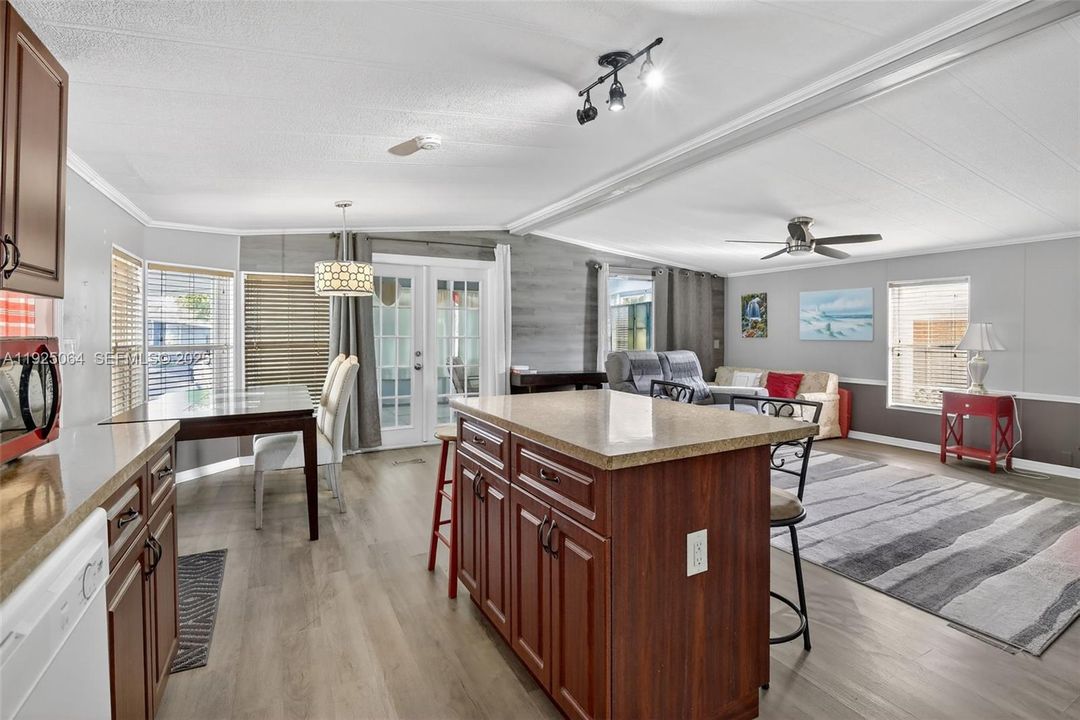 For Sale: $290,000 (2 beds, 2 baths, 957 Square Feet)