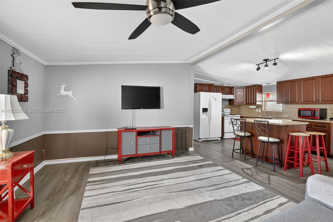 For Sale: $290,000 (2 beds, 2 baths, 957 Square Feet)