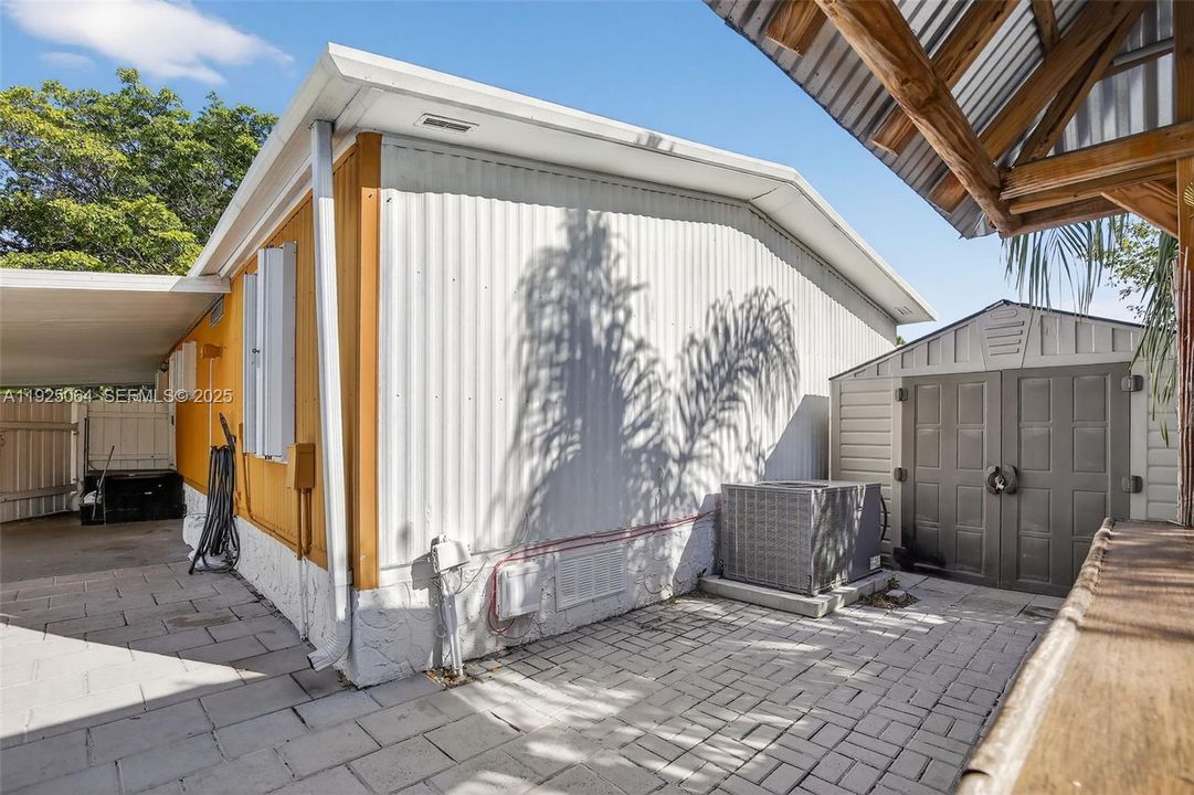 For Sale: $290,000 (2 beds, 2 baths, 957 Square Feet)