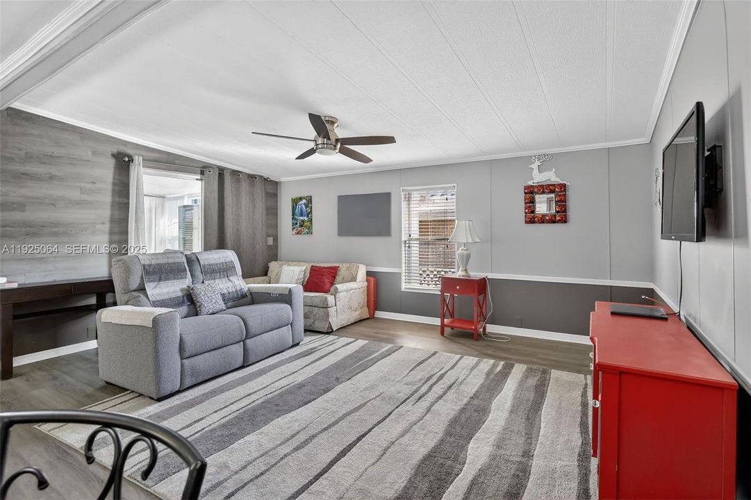 For Sale: $290,000 (2 beds, 2 baths, 957 Square Feet)