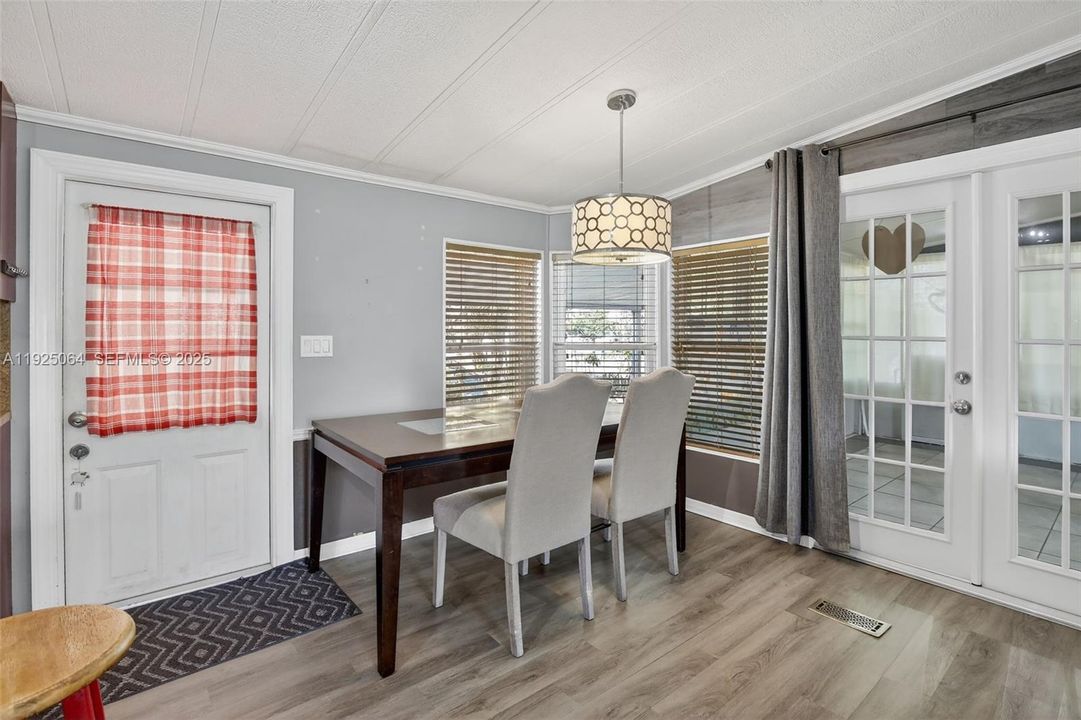 For Sale: $290,000 (2 beds, 2 baths, 957 Square Feet)