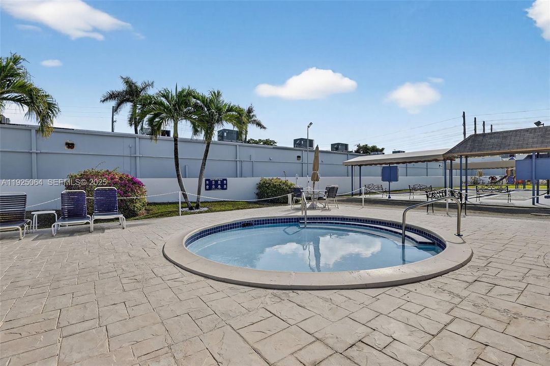 For Sale: $290,000 (2 beds, 2 baths, 957 Square Feet)