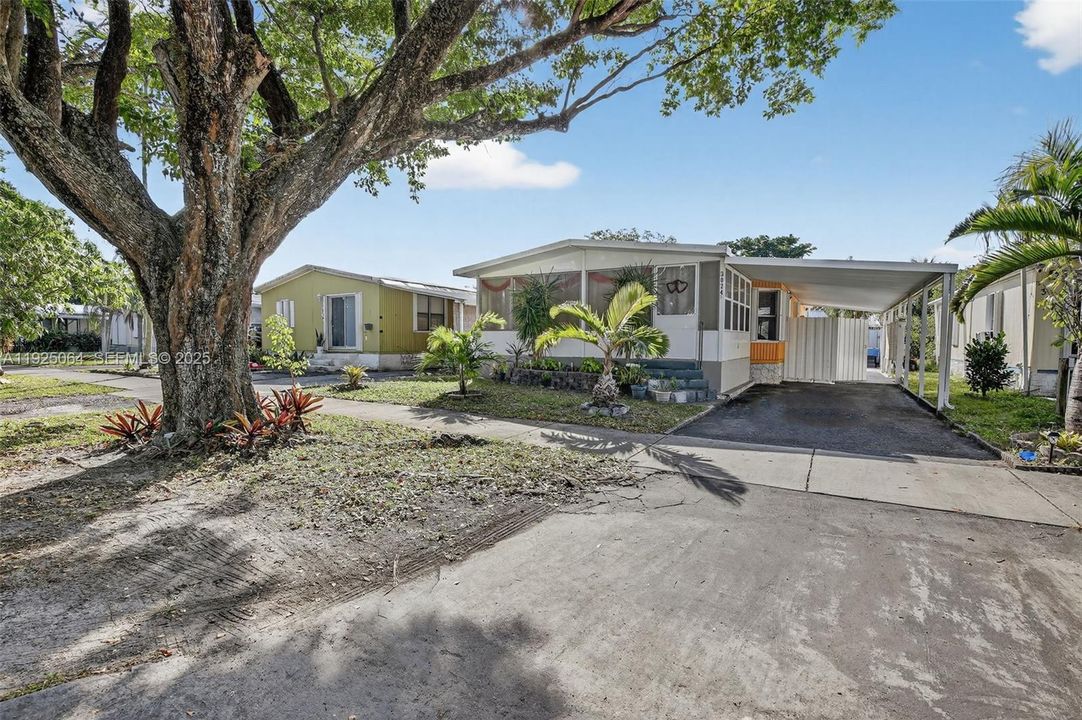 For Sale: $290,000 (2 beds, 2 baths, 957 Square Feet)