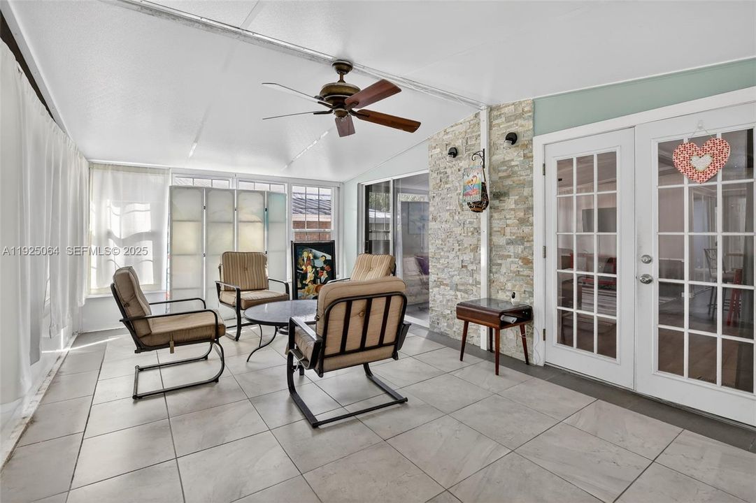 For Sale: $290,000 (2 beds, 2 baths, 957 Square Feet)