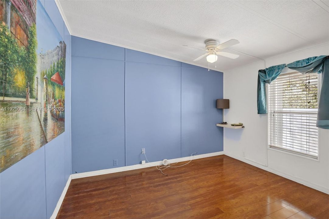 For Sale: $290,000 (2 beds, 2 baths, 957 Square Feet)