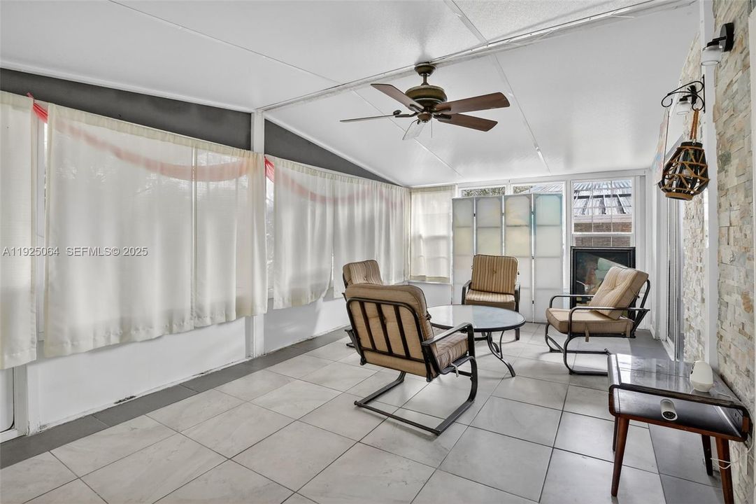 For Sale: $290,000 (2 beds, 2 baths, 957 Square Feet)