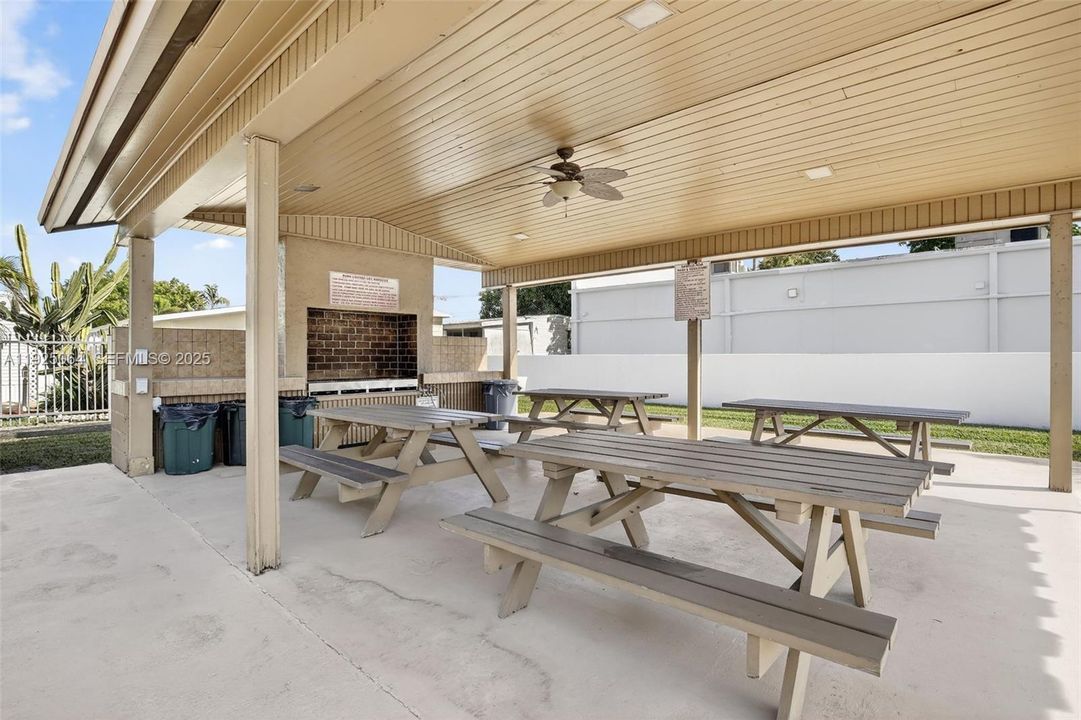 For Sale: $290,000 (2 beds, 2 baths, 957 Square Feet)