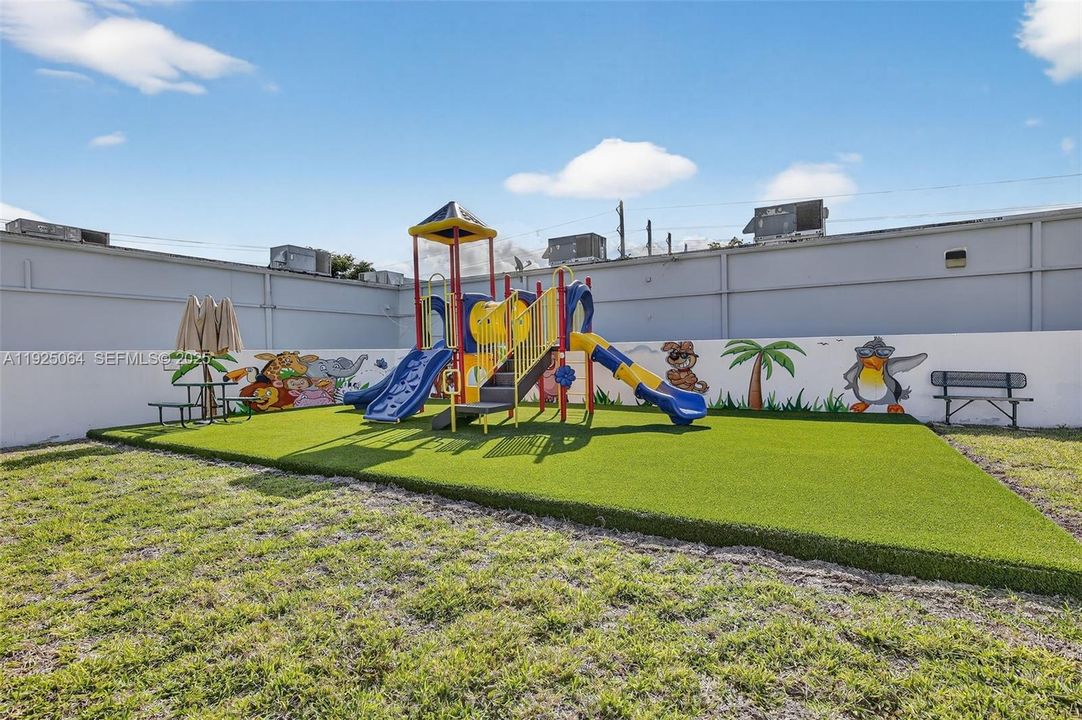 For Sale: $290,000 (2 beds, 2 baths, 957 Square Feet)