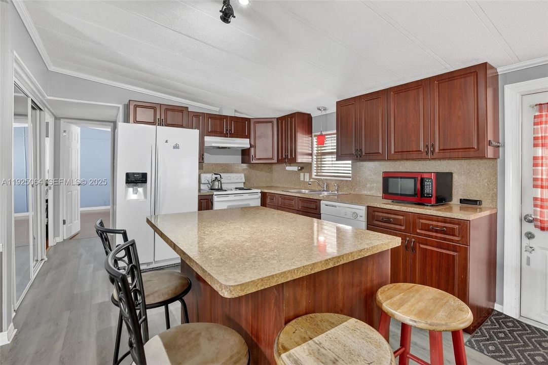 For Sale: $290,000 (2 beds, 2 baths, 957 Square Feet)