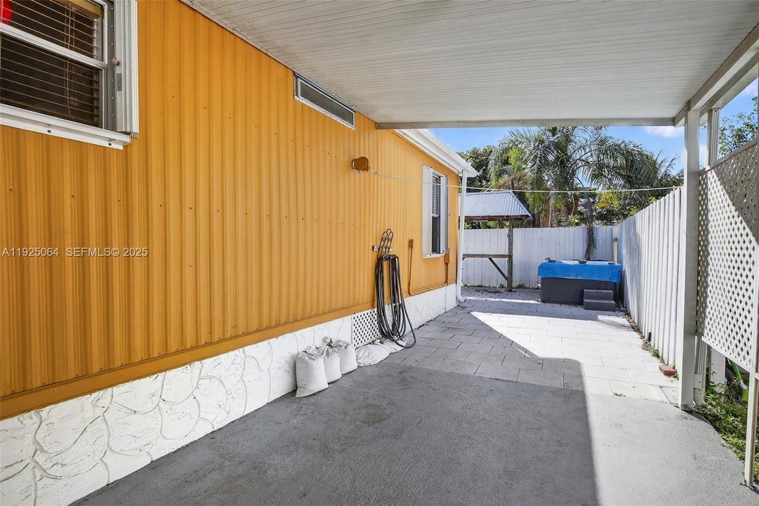 For Sale: $290,000 (2 beds, 2 baths, 957 Square Feet)