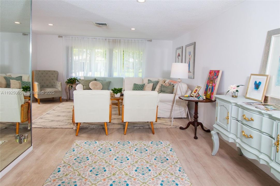 待售: $798,000 (4 贝兹, 2 浴室, 1490 平方英尺)