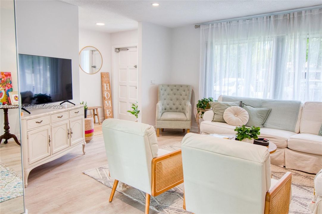 待售: $798,000 (4 贝兹, 2 浴室, 1490 平方英尺)