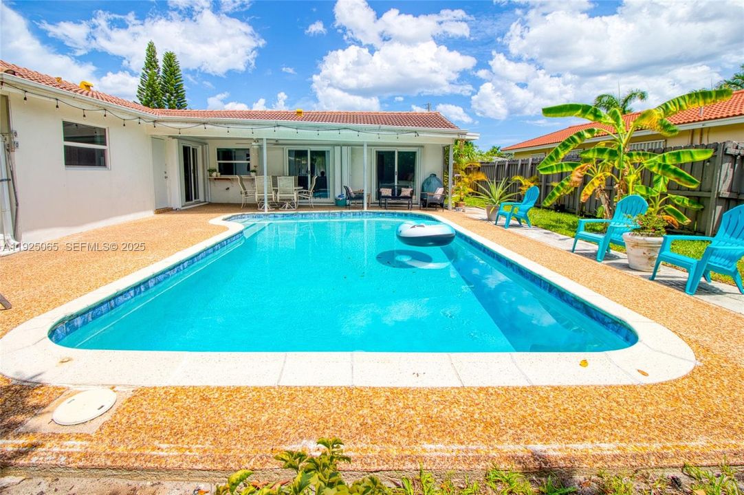 待售: $798,000 (4 贝兹, 2 浴室, 1490 平方英尺)