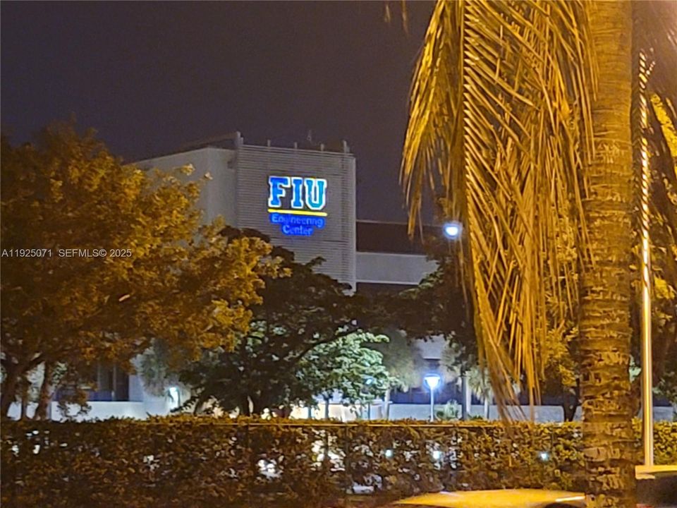 В аренду: $2,100 (2 спален, 1 ванн, 770 Квадратных фут)