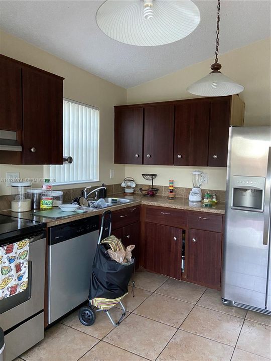 For Rent: $2,700 (3 beds, 2 baths, 1322 Square Feet)