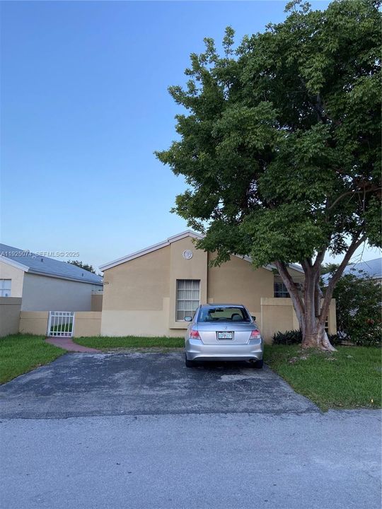 For Rent: $2,700 (3 beds, 2 baths, 1322 Square Feet)