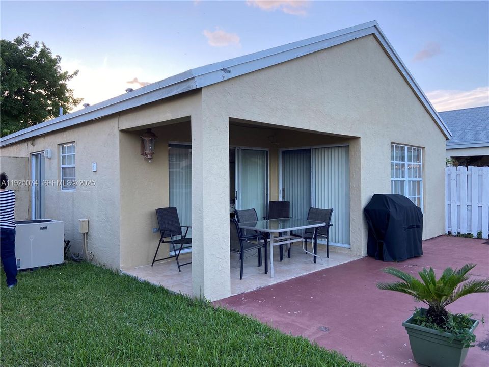 For Rent: $2,700 (3 beds, 2 baths, 1322 Square Feet)