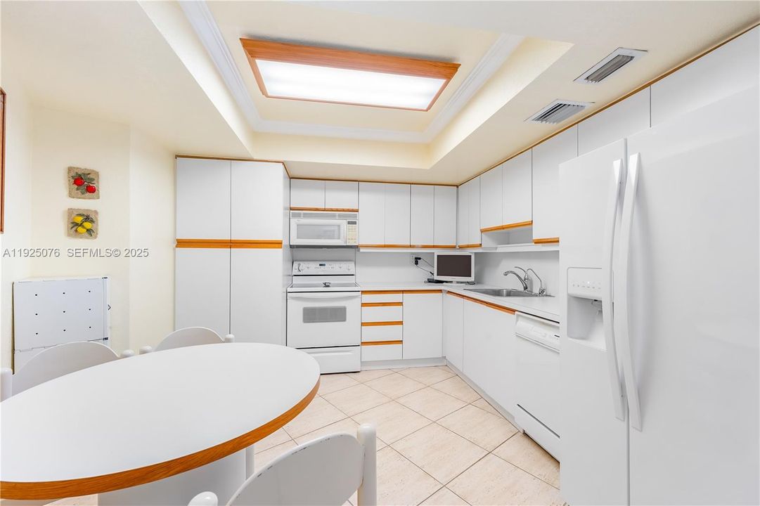 For Sale: $749,000 (2 beds, 2 baths, 1165 Square Feet)