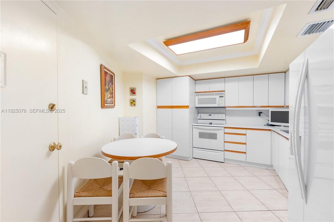 For Sale: $749,000 (2 beds, 2 baths, 1165 Square Feet)