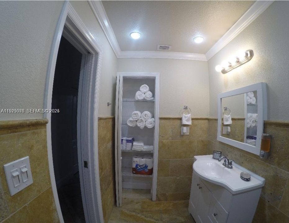 出租: $3,400 (3 贝兹, 2 浴室, 1571 平方英尺)