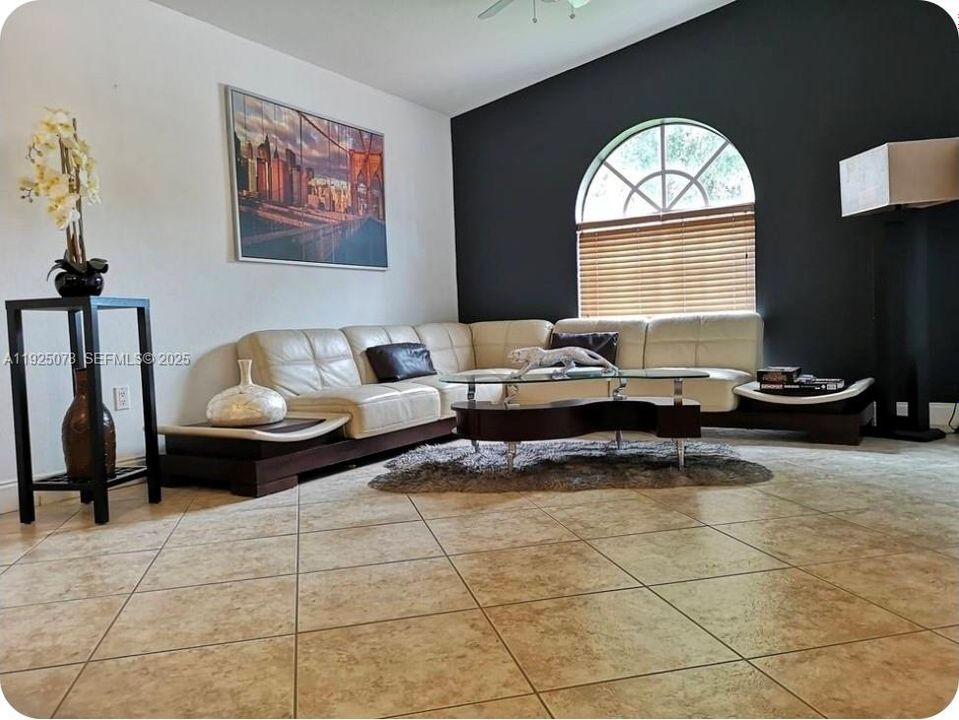 出租: $3,400 (3 贝兹, 2 浴室, 1571 平方英尺)