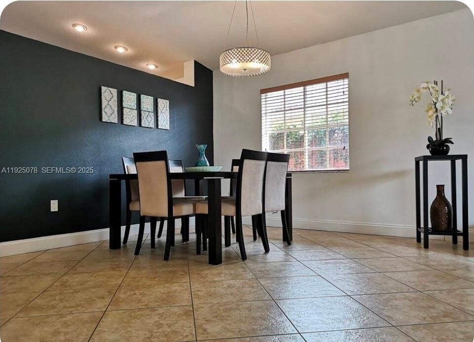 出租: $3,400 (3 贝兹, 2 浴室, 1571 平方英尺)