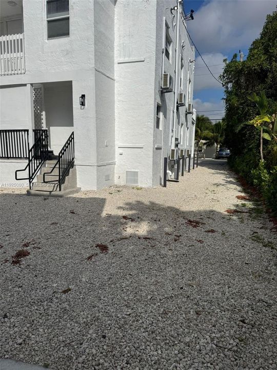 For Rent: $2,000 (1 beds, 1 baths, 3836 Square Feet)