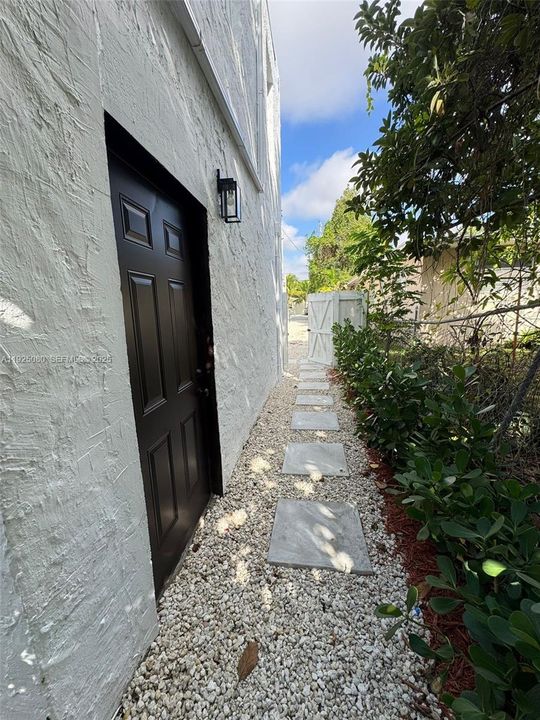 For Rent: $2,000 (1 beds, 1 baths, 3836 Square Feet)