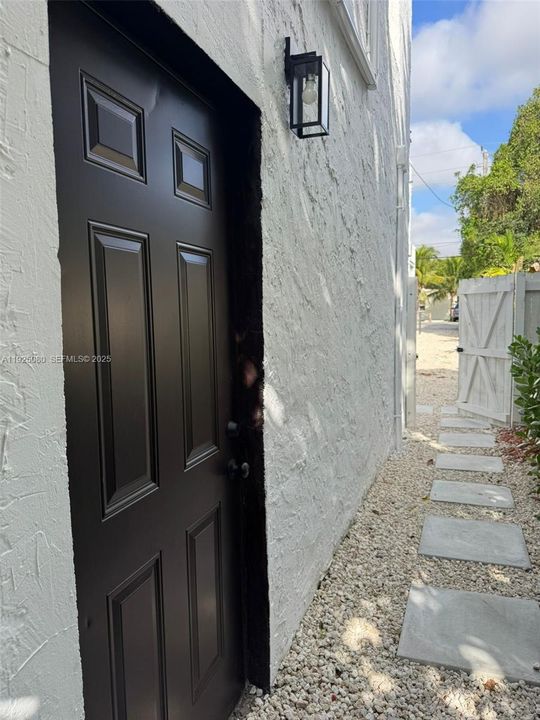 For Rent: $2,000 (1 beds, 1 baths, 3836 Square Feet)