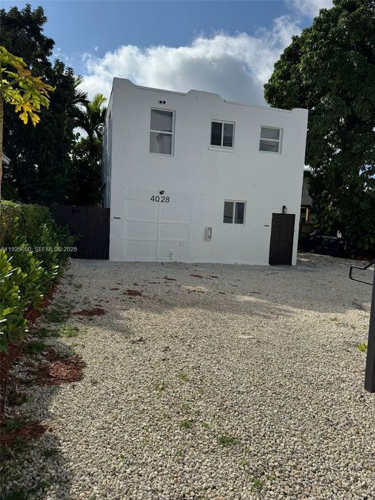 For Rent: $2,000 (1 beds, 1 baths, 3836 Square Feet)