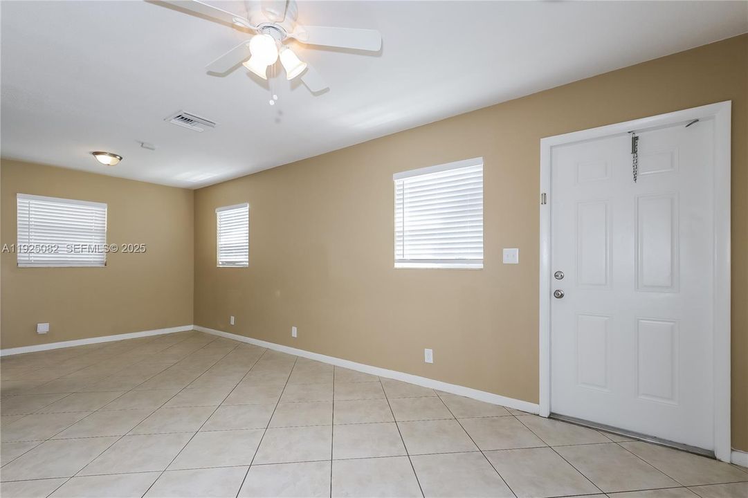 For Rent: $2,270 (3 beds, 1 baths, 1160 Square Feet)