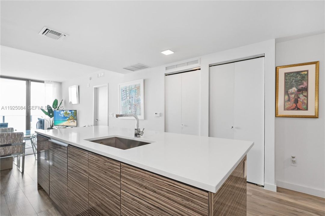 For Rent: $4,500 (2 beds, 2 baths, 1073 Square Feet)