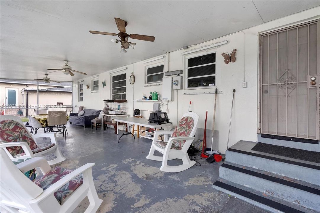 For Sale: $589,000 (3 beds, 2 baths, 1100 Square Feet)