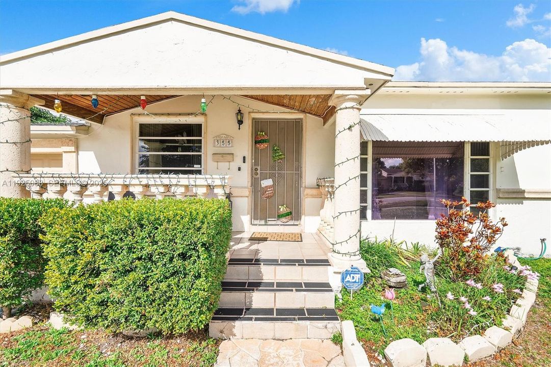 For Sale: $589,000 (3 beds, 2 baths, 1100 Square Feet)