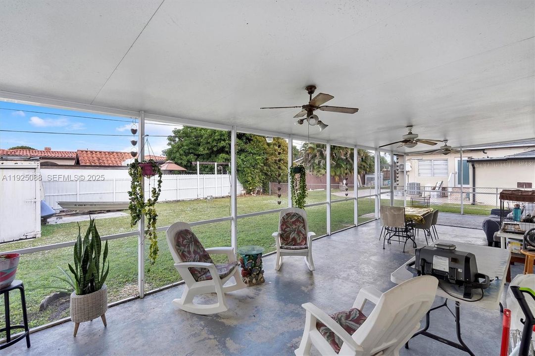 For Sale: $589,000 (3 beds, 2 baths, 1100 Square Feet)
